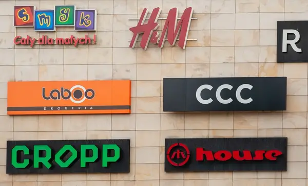 Acrylic vs Aluminum Outdoor Signs: Which Lasts Longer Outside?