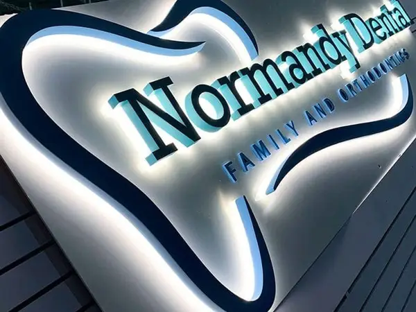 School campus entrance letters