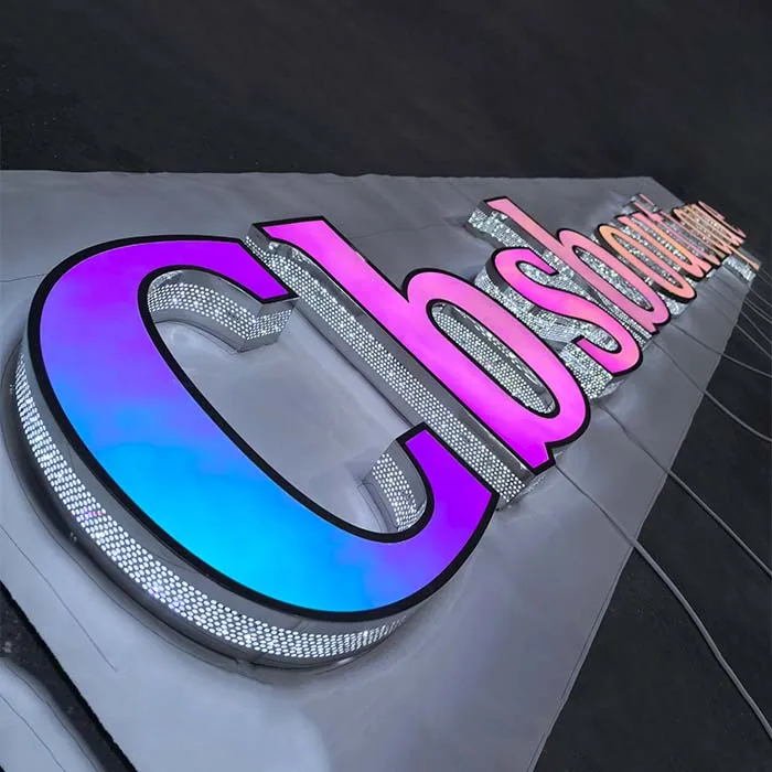 Lettres perforées à changement de couleur
